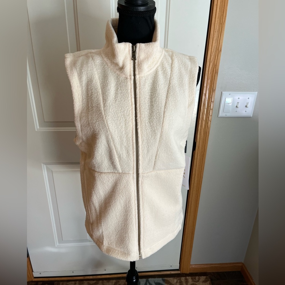 New women’s Rhone Aloft fleece cream sleeveless full zipper front vest. Large
